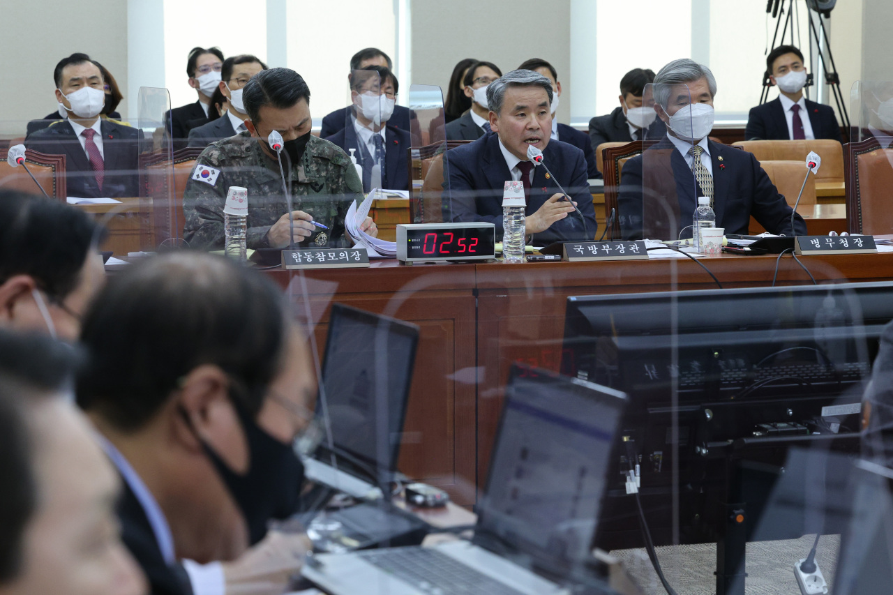 Menteri Pertahanan Lee Jong-sup berbicara selama sesi pleno komite pertahanan Majelis Nasional di Seoul pada 28 Desember 2022. (Yonhap)