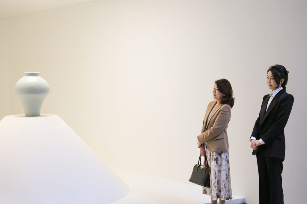 [Photo News] First ladies of S. Korea, Japan visit porcelain exhibition