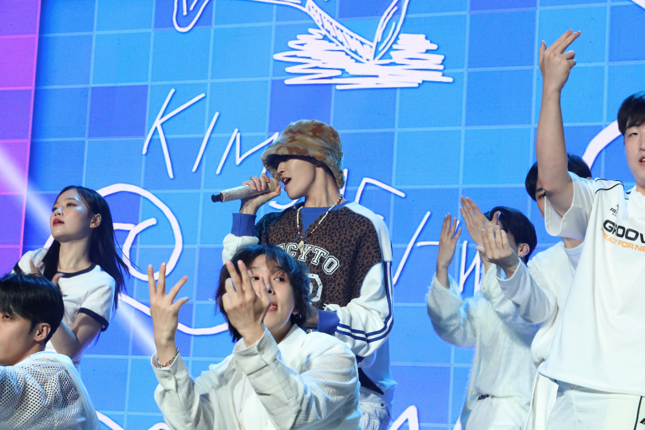 Penyanyi Kim Jae Hwan tampil 