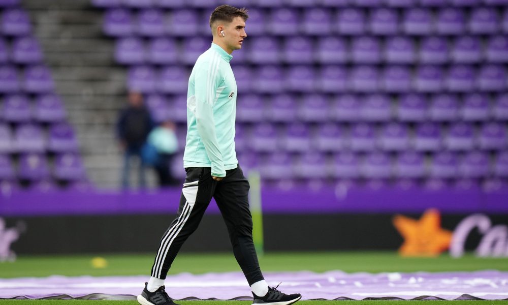 Barcelona still in the race for €20 million-rated right-back, held meeting with agents