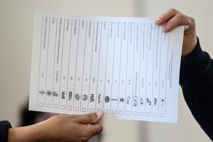 Polls open in Portugal’s general election with mainstream moderates trying to keep populists at bay