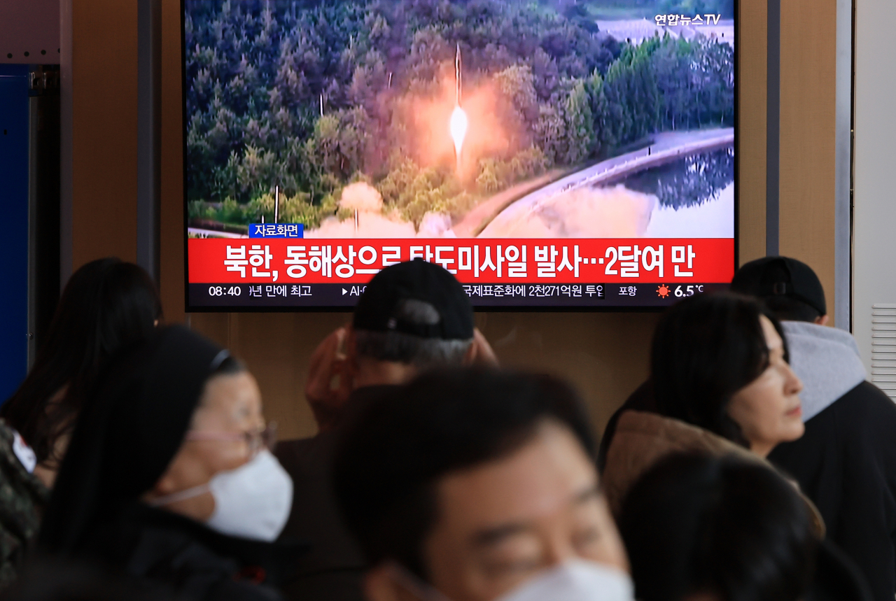 People watch a news report of North Korea’s launch of a short-range ballistic missile at a train station in Seoul on March 18. (Yonhap)