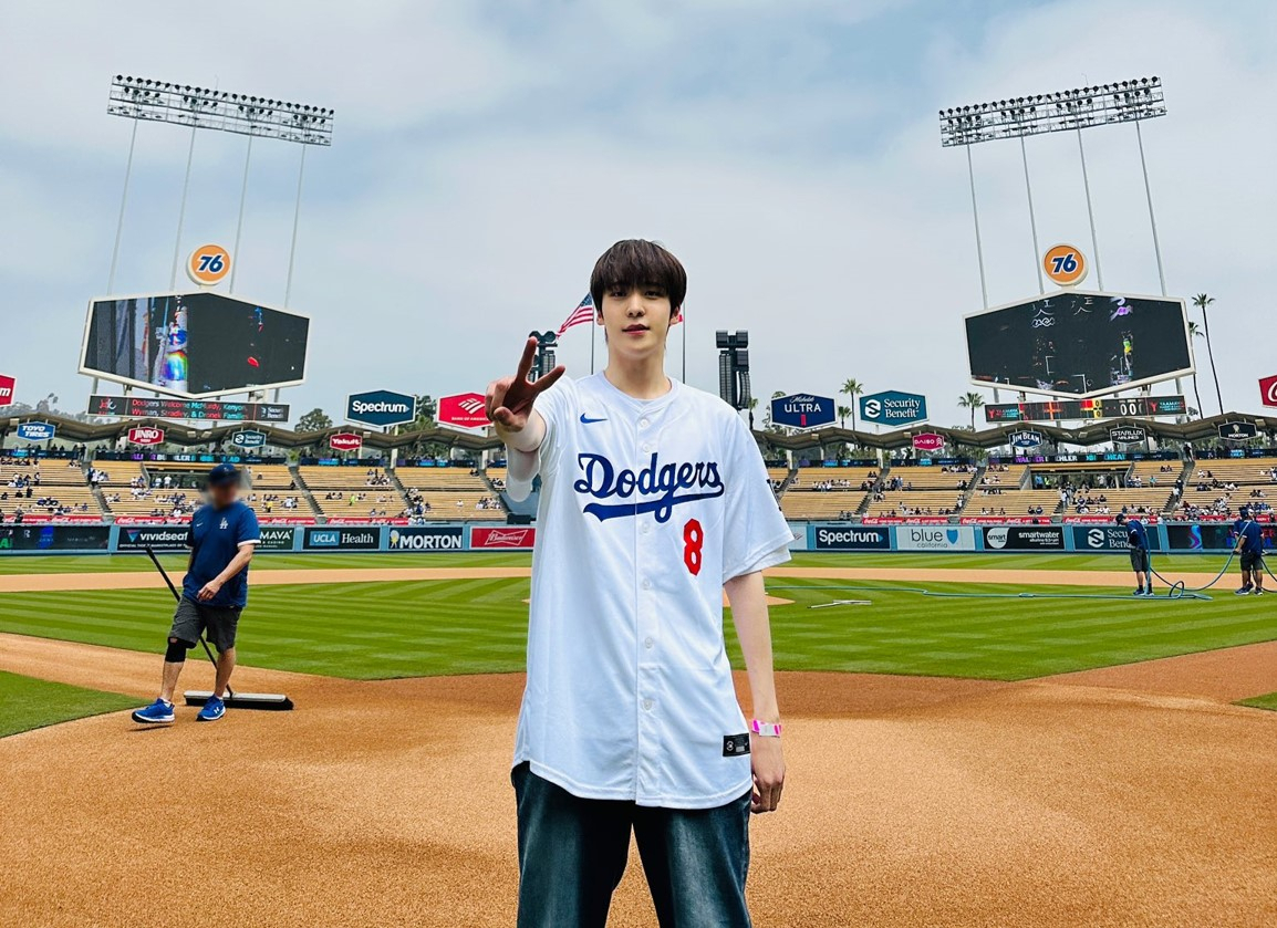 Ateez member Yunho throws first pitch at MLB match between Dodgers, Mets