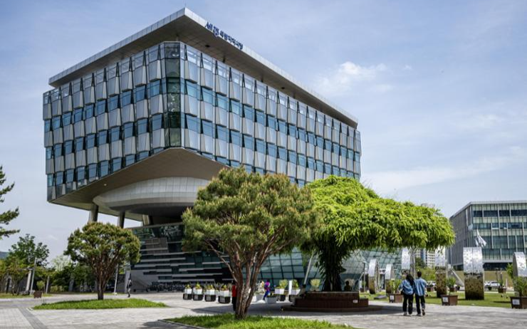 [INTERVIEW] Smart city initiatives, Hangeul promotion take priority in Sejong’s policy goals: mayor