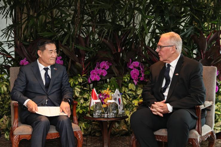 Defense chief discusses cooperation with Canadian minister, US senators