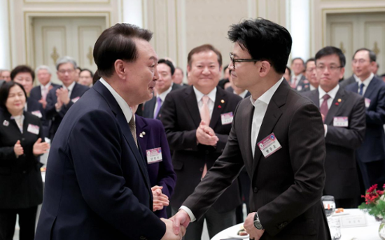 Yoon to host dinner meeting with ruling party leader next week