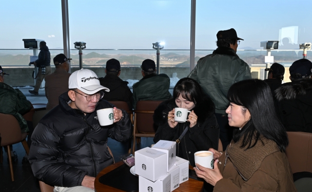Visitors drink beverages at a Starbucks store located at the Jogang Observatory in Gimpo on Friday. (Im Se-jun/ngopihangat)
