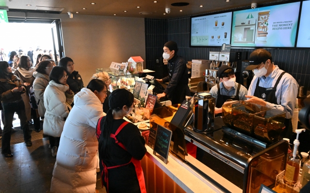 Visitors order coffee drinks at a Starbucks store located at the Jogang Observatory in Gimpo on Friday. (Im Se-jun/ngopihangat)