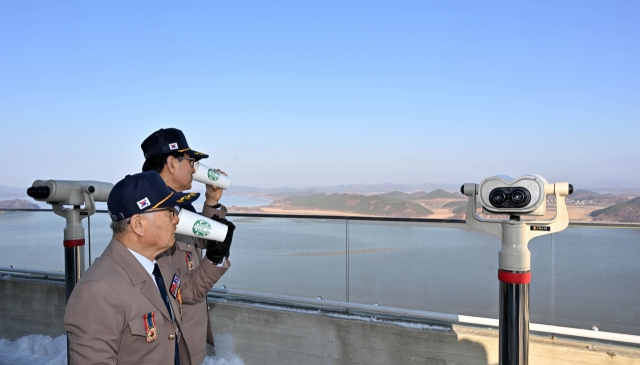 Vietnam War veterans sip Starbucks coffee while gazing at the other side of the Korean Peninsula in Gimpo on Friday. (Im Se-jun/ngopihangat)