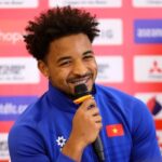 Nguyen Xuan Son Siap Nyanyikan Lagu Kebangsaan Vietnam Di Lapangan