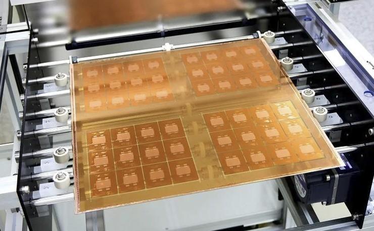 Competition intensifies over glass substrates for computer chips