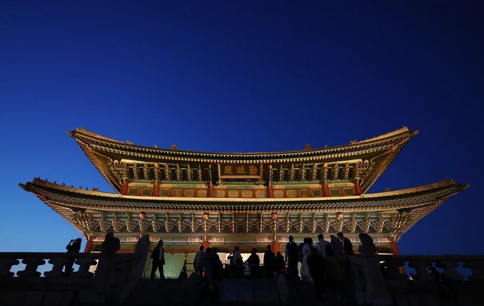 Serene evening stroll through royal palace: Gyeongbok Palace to offer nighttime tours