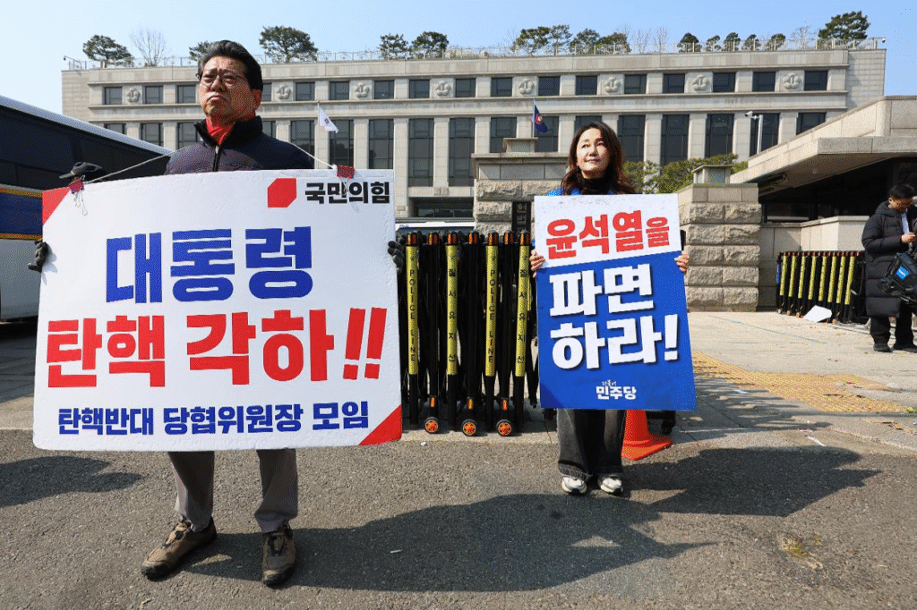 [Desk Column] Who's to blame for decline of legacy media?