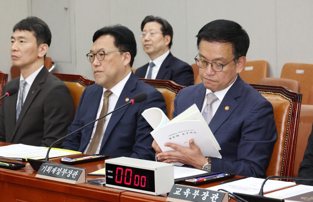 Top financial officials' overseas trips spark concern ahead of June presidential election