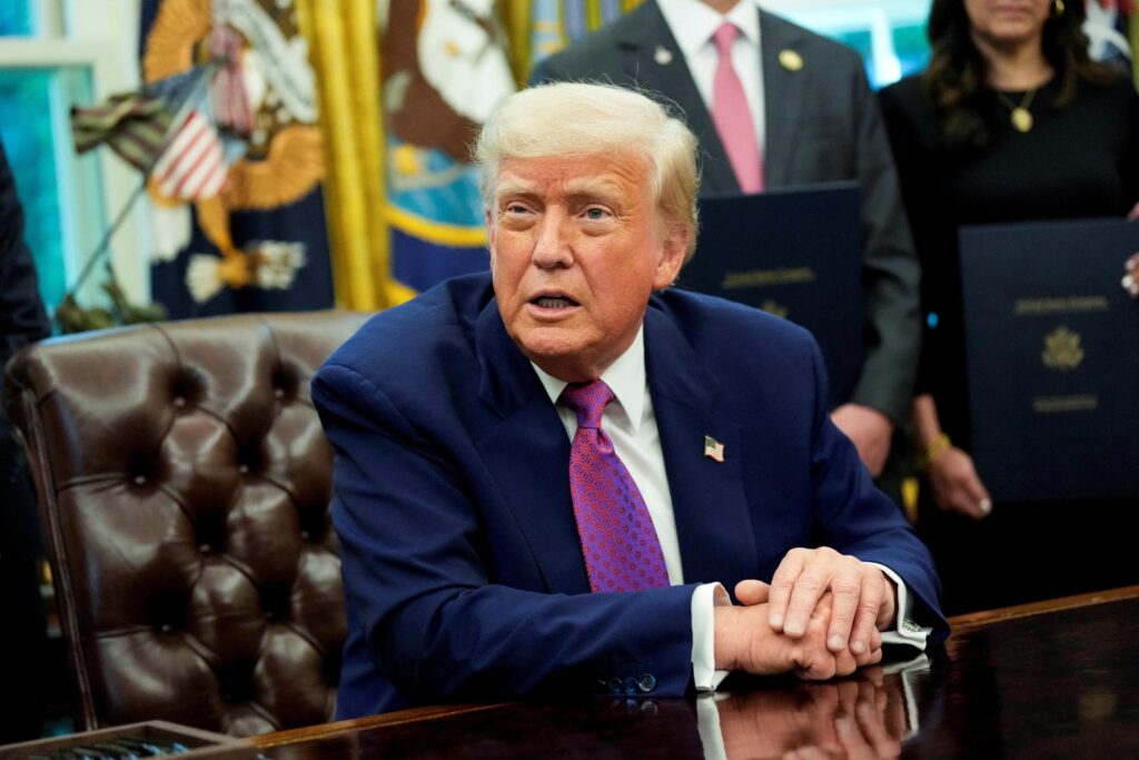 Trump reaffirms 'minimum' 10 % baseline tariff, but notes possibility of 'exception'