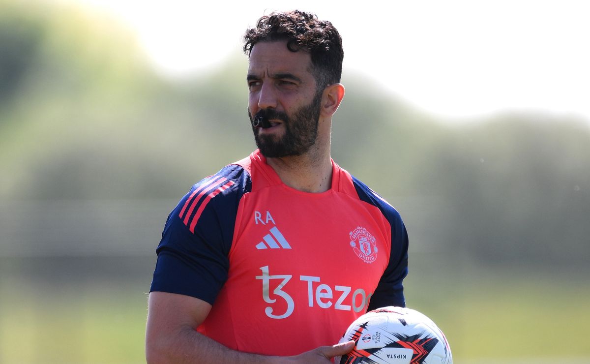 Manchester United set to finalize first summer signing weeks before transfer window opens
