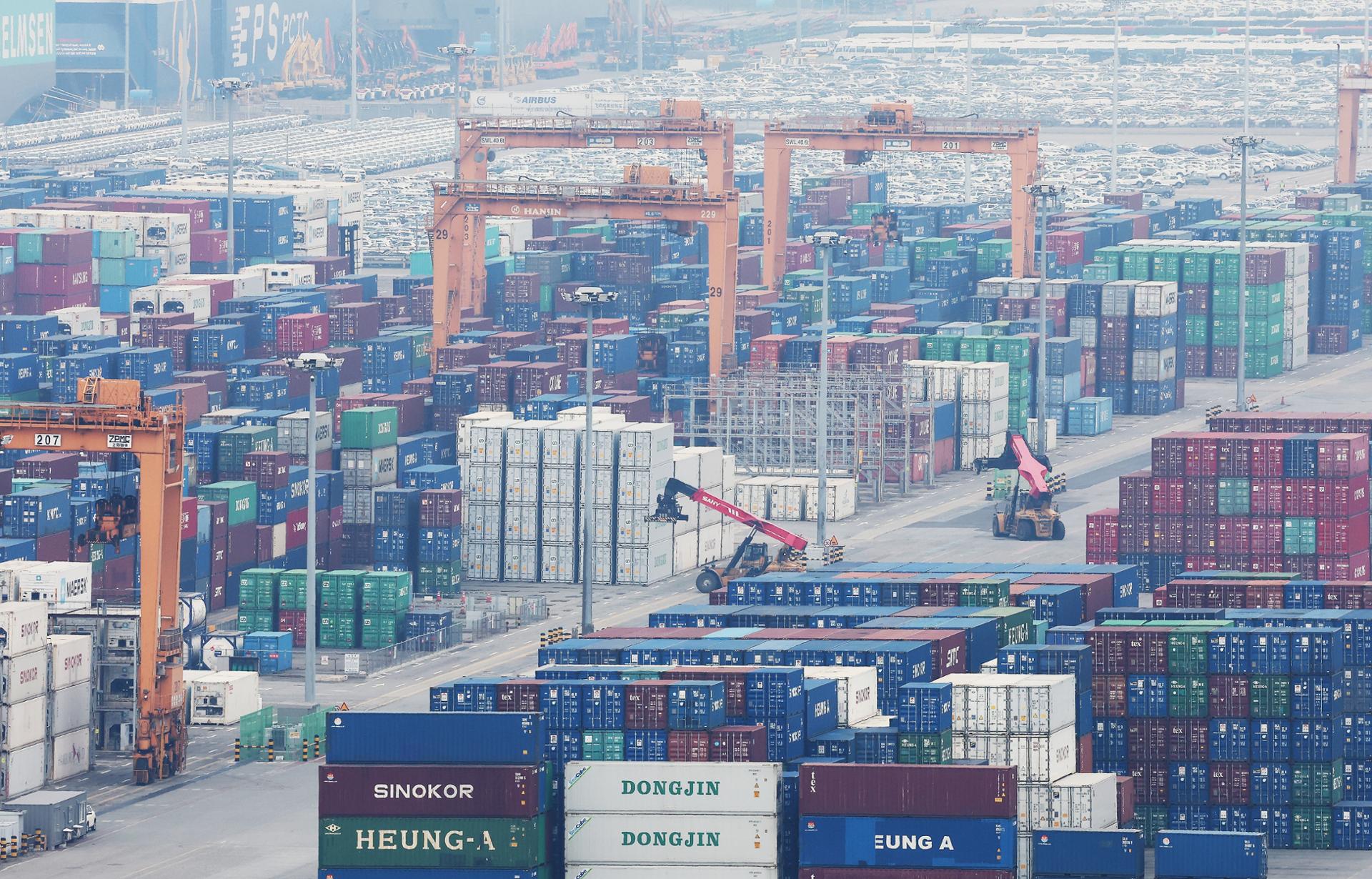 Korea's exports shrink 23.8% during first 10 days of May on fewer working days
