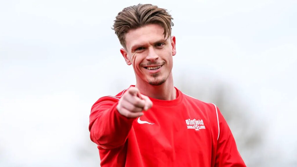 Wokingham Town make statement signing with Sean Moore