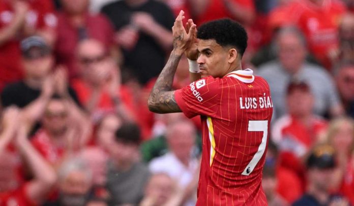 Luis Diaz bertepuk tangan kepada fans Liverpool