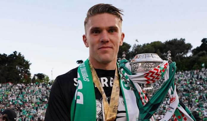 Victor Gyokeres mengangkat trofi Portuguese Cup