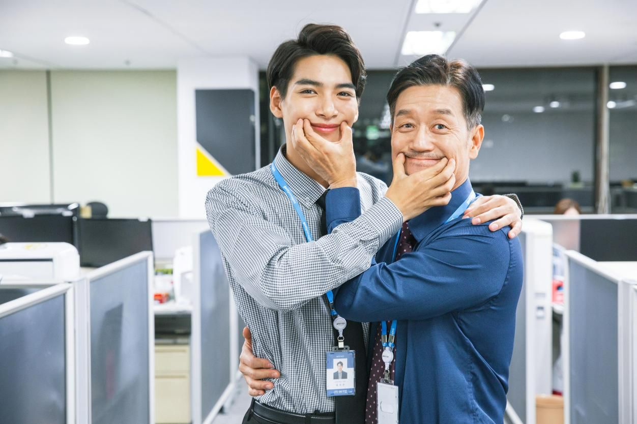 Your brain can’t tell if your smile is fake — and even forced laughter helps your health