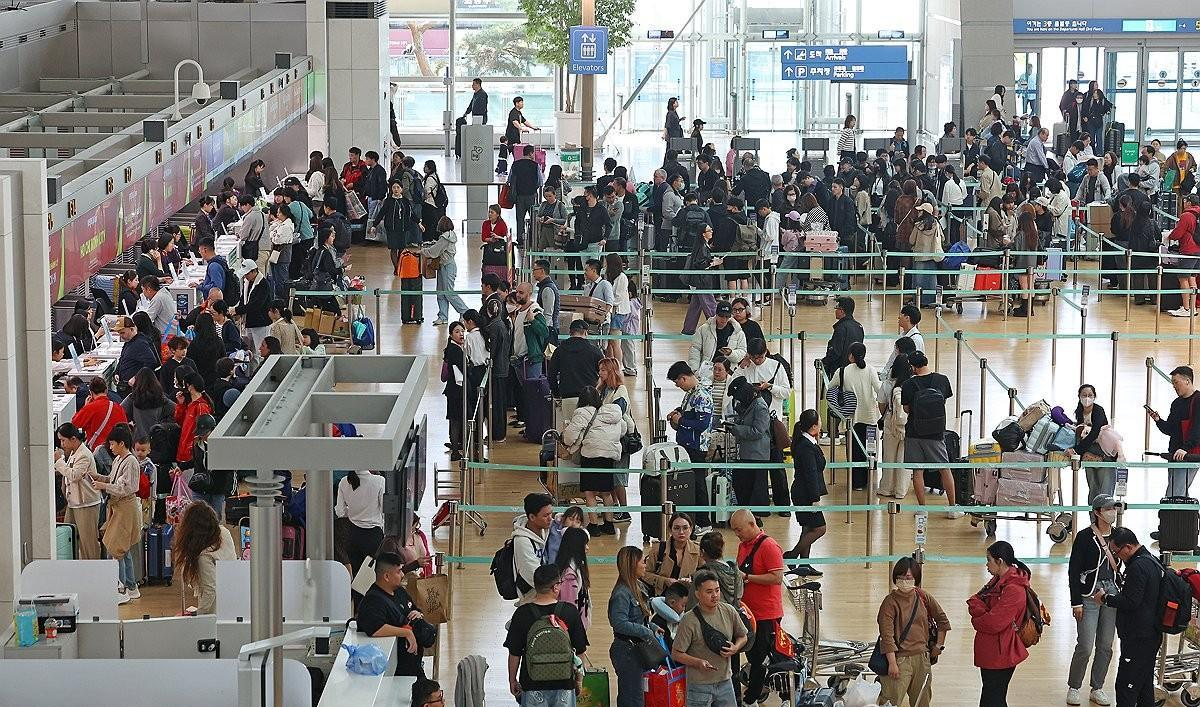 Int'l air passengers reach record high in first half