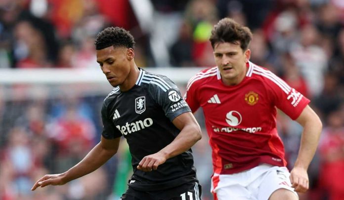 Ollie Watkins mempertahankan bola dari gangguan Harry Maguire
