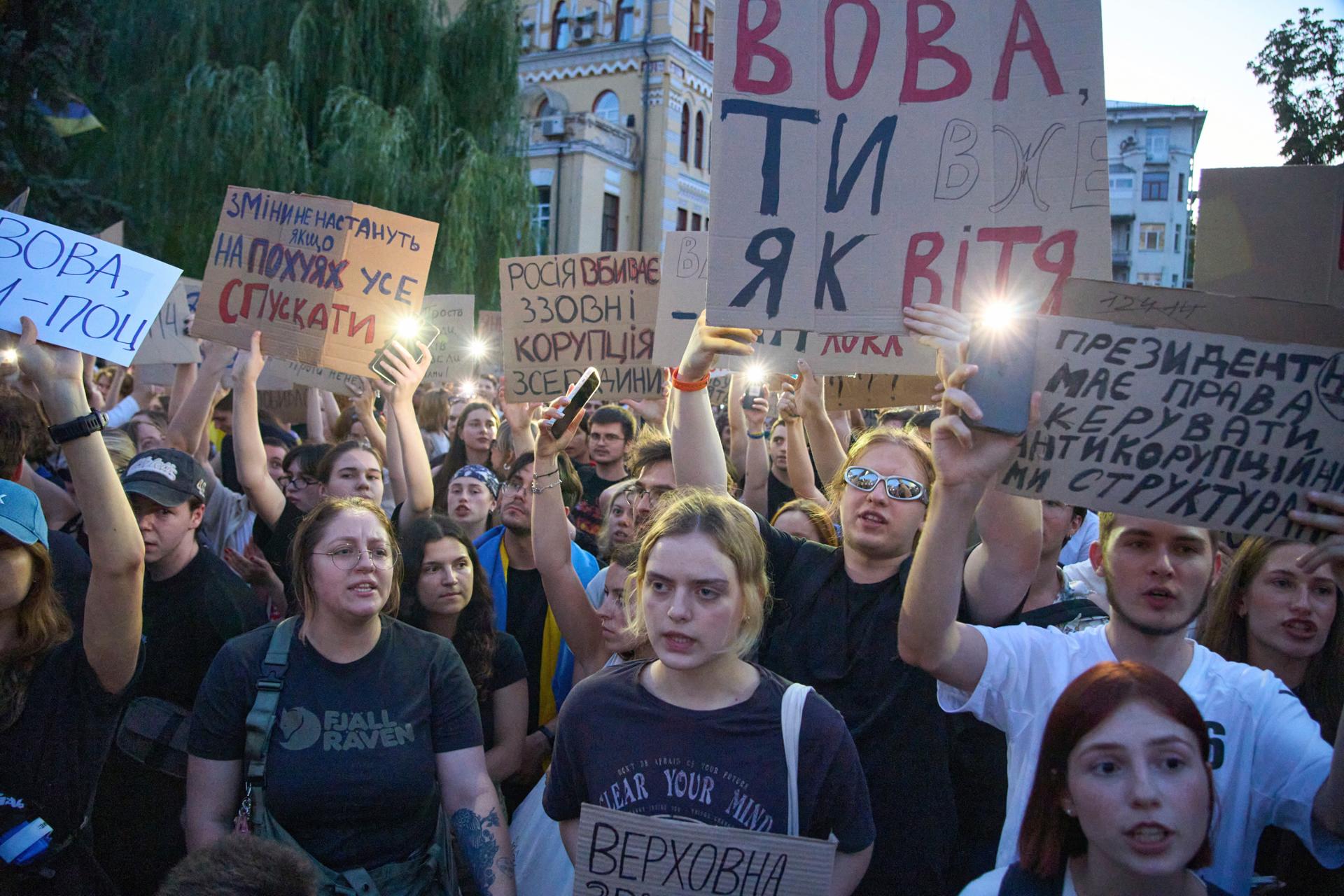 Zelenskyy faces backlash as Ukrainians protest new anti-corruption law