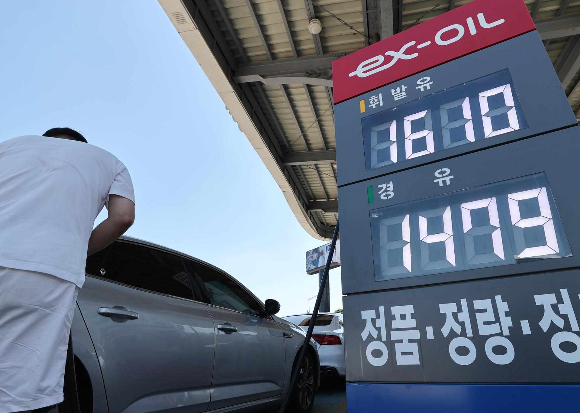 Korea to extend fuel tax cut by another 2 months until October