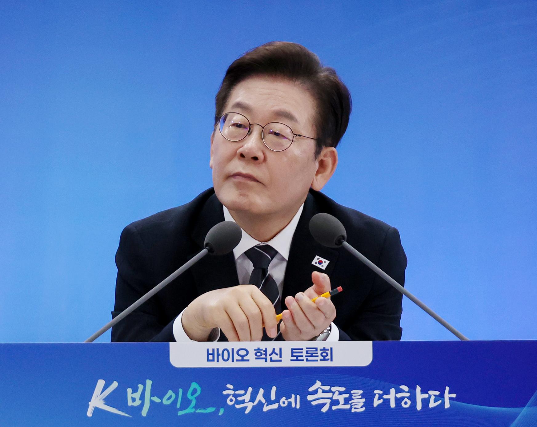 President to meet rival party leaders in effort to bridge political divide