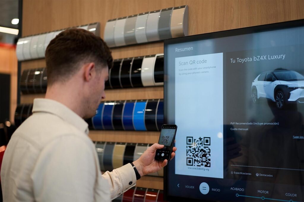 Samsung supplies screens to Toyota dealerships
