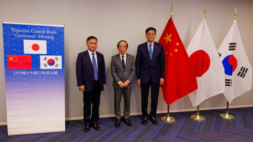BOK chief discusses economy, financial trends with Chinese, Japanese central bank heads