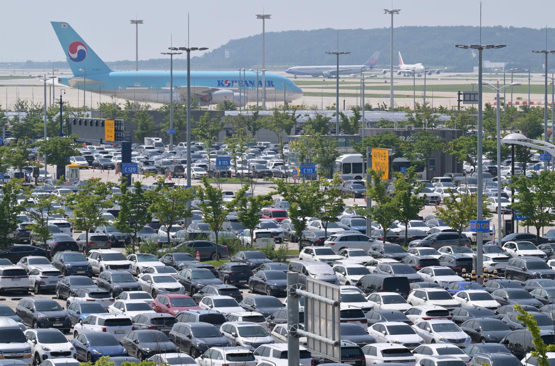 Incheon airport weighs parking fee hike to curb congestion